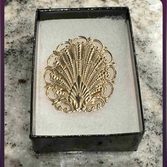 Elegant Gold scarf holder - Picture 1 of 4